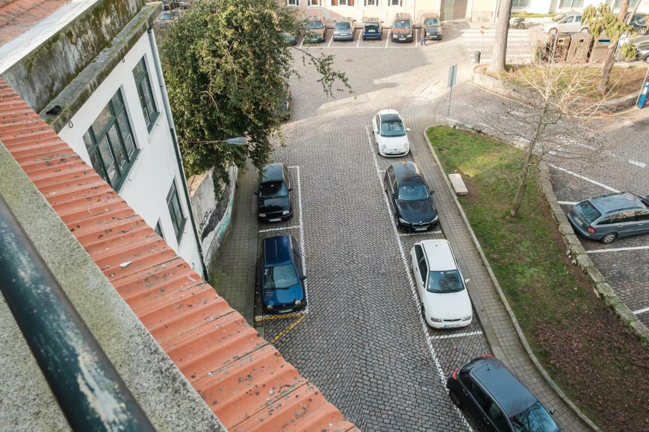 Apartment With Balcony In The Square Porto Bagian luar foto