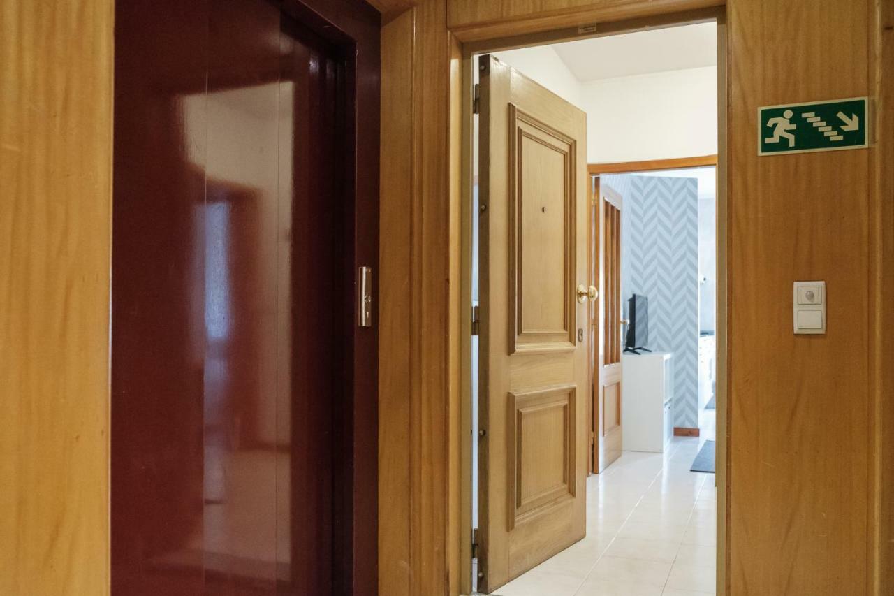 Apartment With Balcony In The Square Porto Bagian luar foto