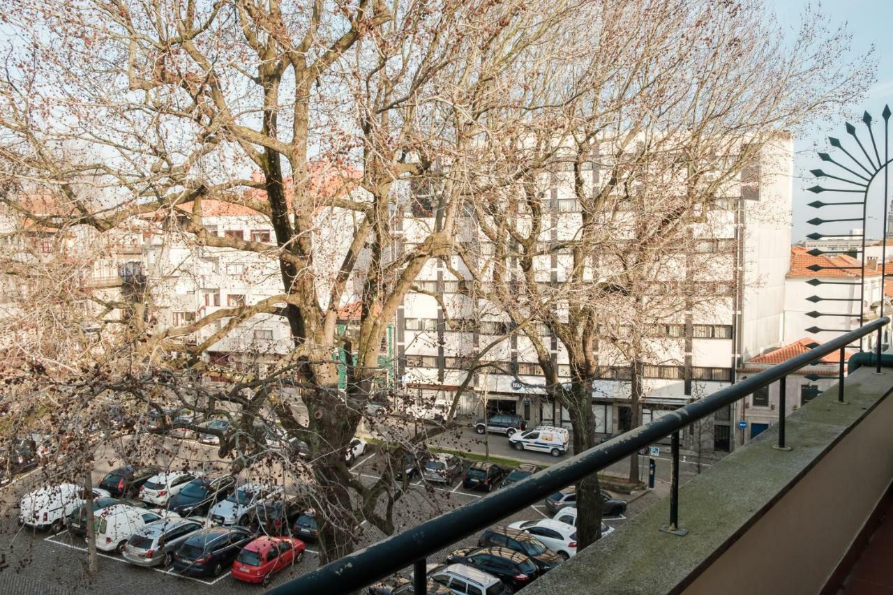 Apartment With Balcony In The Square Porto Bagian luar foto